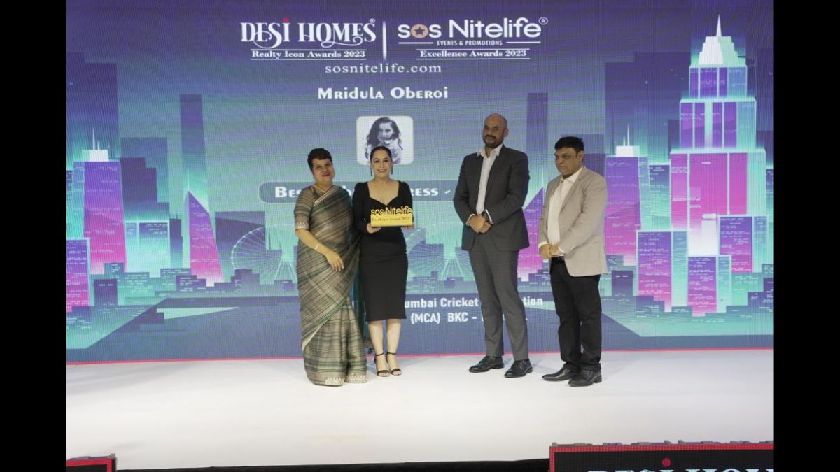 “Major Royden D’Souza” honoured “Mridula Oberoi” for Best Debut Actress  – OTT at SoS Nitelife Excellence Awards 2023