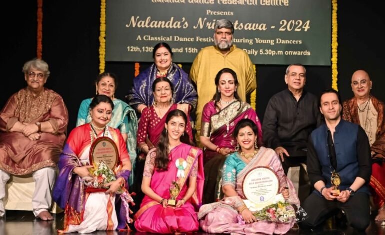 Nalanda Dance Research Centre DRM Uma Rele Present award to Actor Hema Malini & Paresh Rawal in Mumbai
